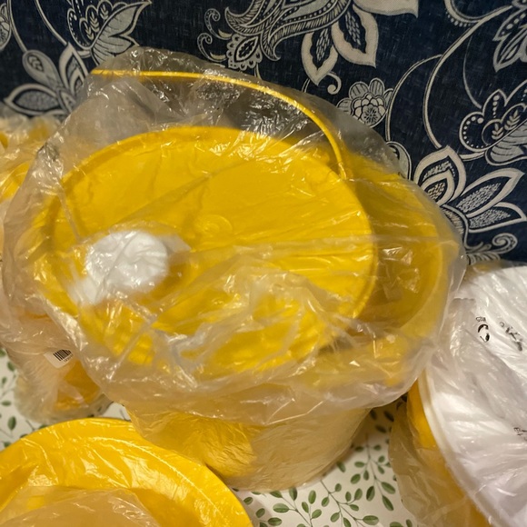 Tupperware yellow set!
